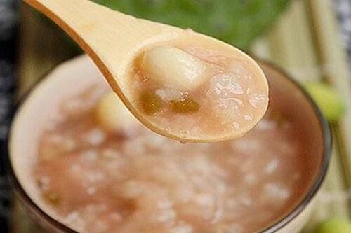 Cháo gạo tẻ nấu vị thuốc xa tiền thảo